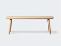 Banc en chêne massif 170×39×45 cm - chêne clair - assise galbée et pieds inclinés pour salle à manger